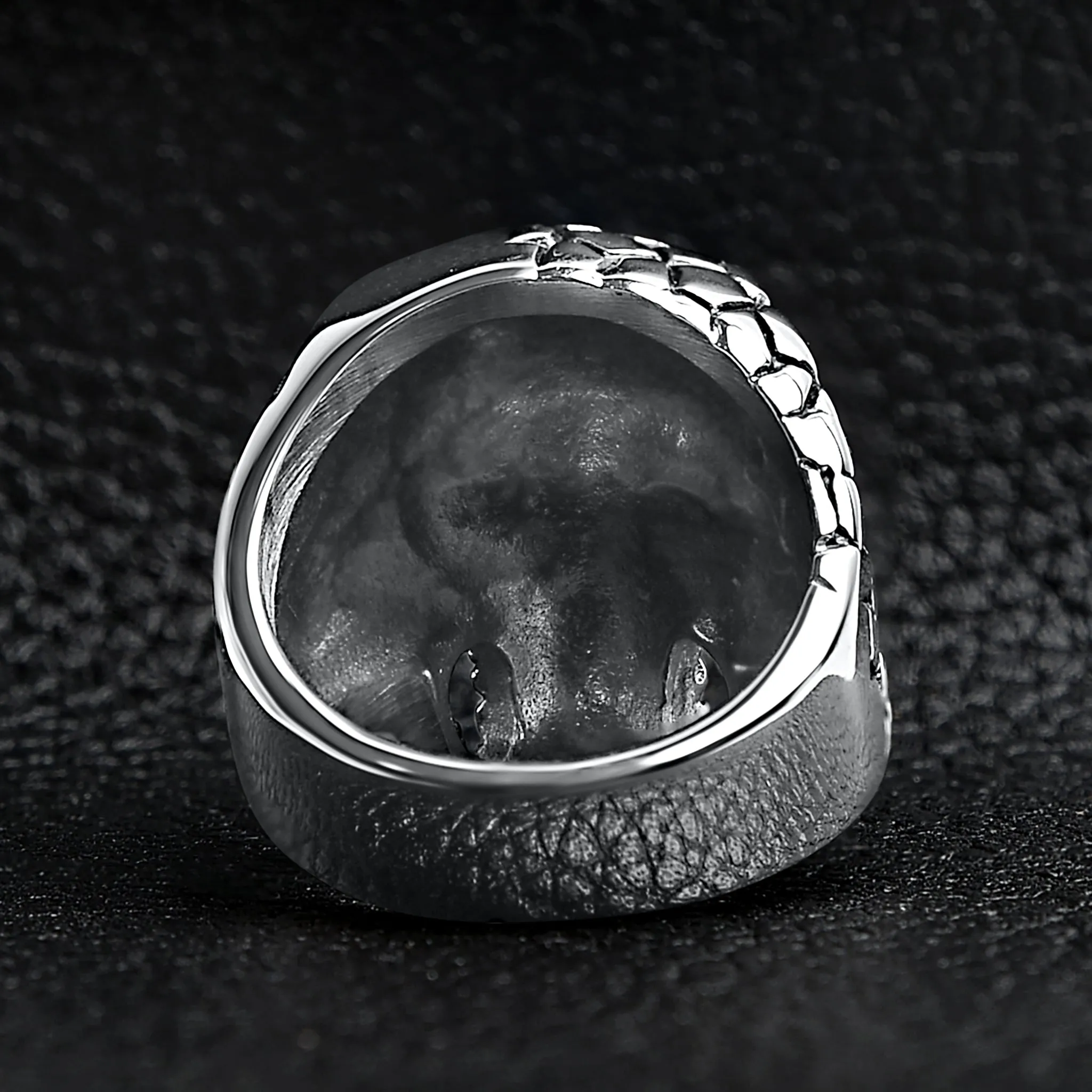 Detailed Cracking Skull Stainless Steel Ring / SCR4081