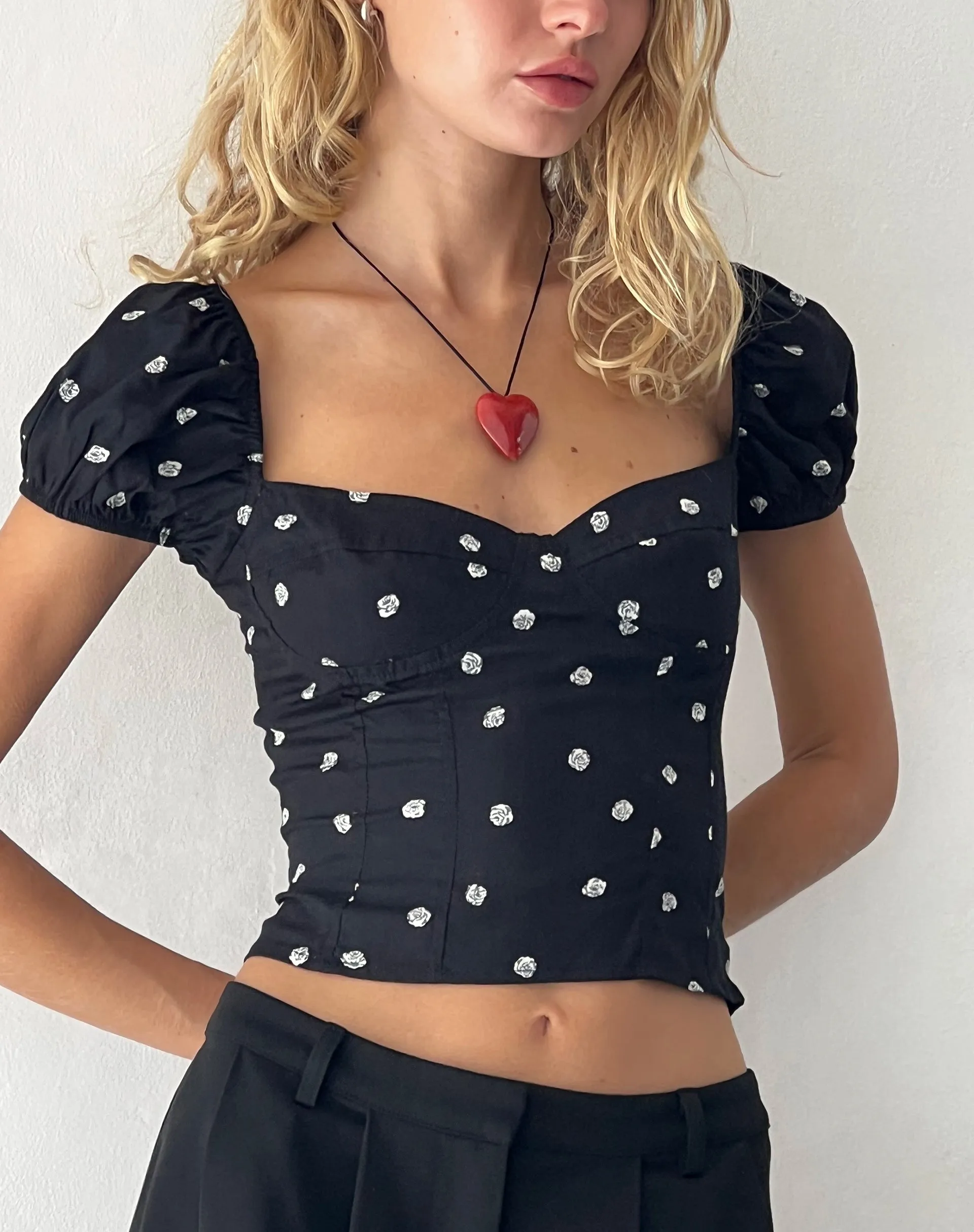 Leify Sweetheart Top in Ditsy Rose Black