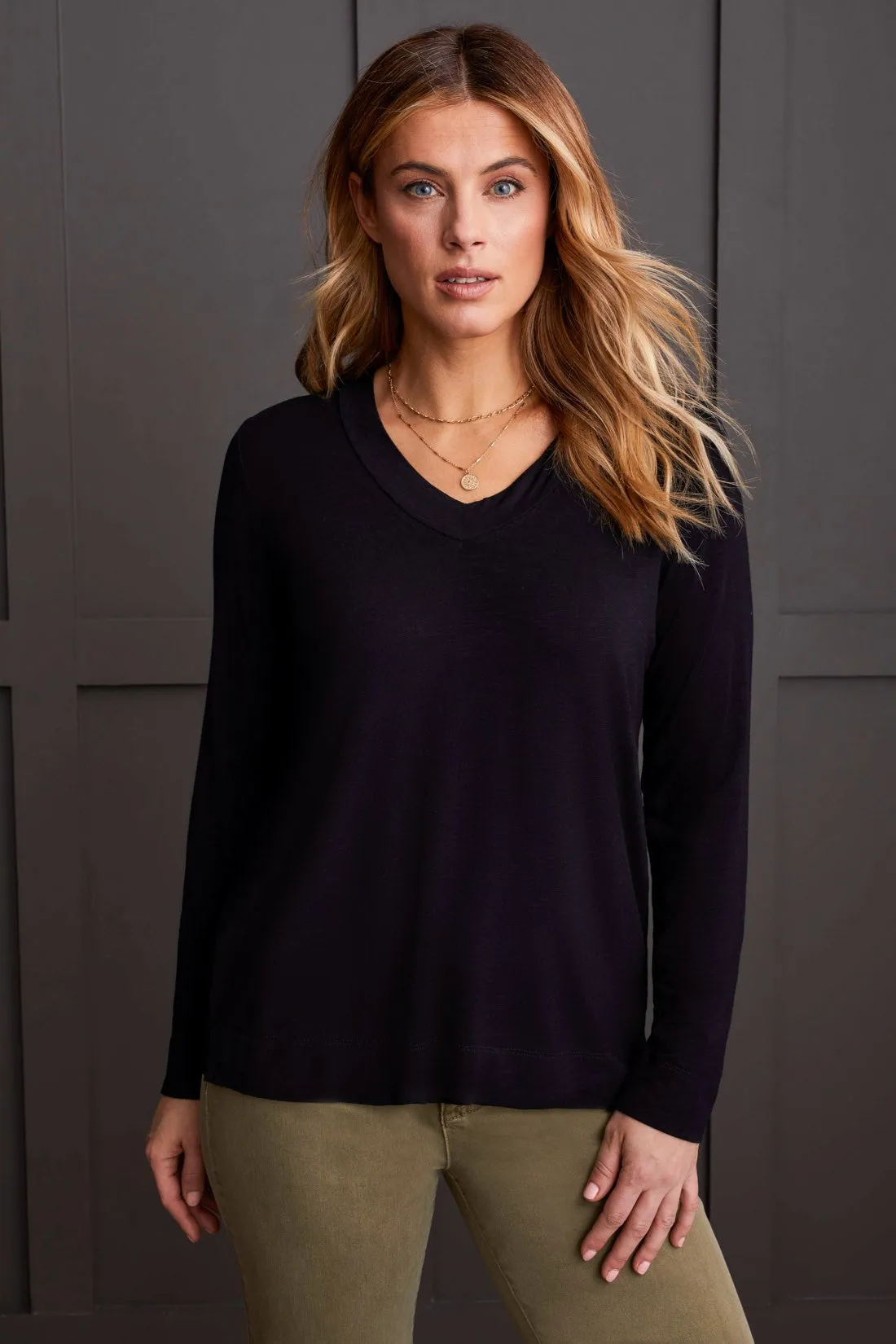 LONG-SLEEVE V-NECK TOP WITH SIDE SLITS-Black